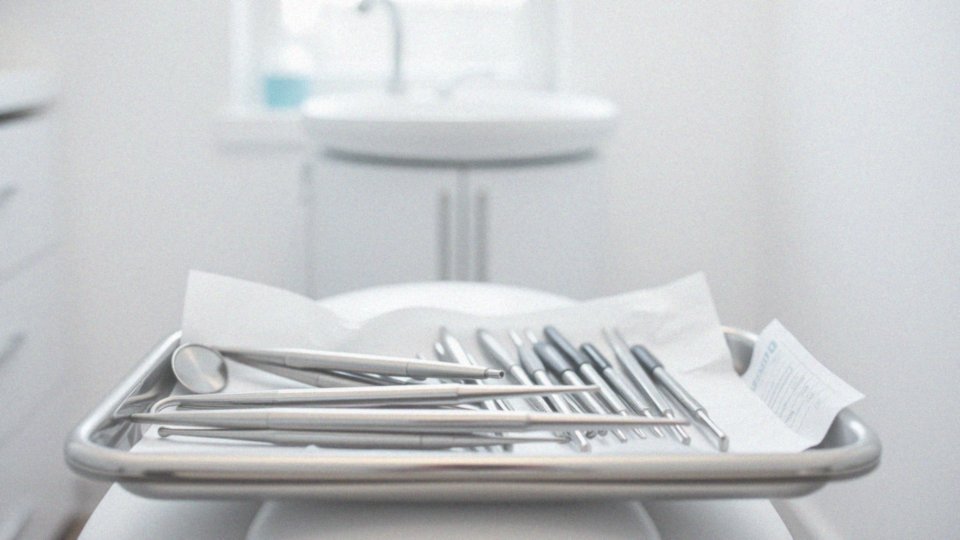 Jakie działania podjąć w przypadku stanu zapalnego tkanki wokół implantu?