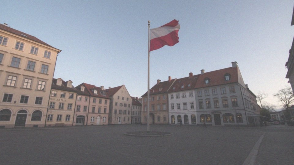 Kiedy należy zdjąć flagę przed zapadnięciem zmroku?