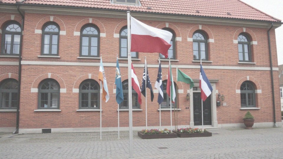 Co oznacza pierwszeństwo flagi narodowej w Polsce?