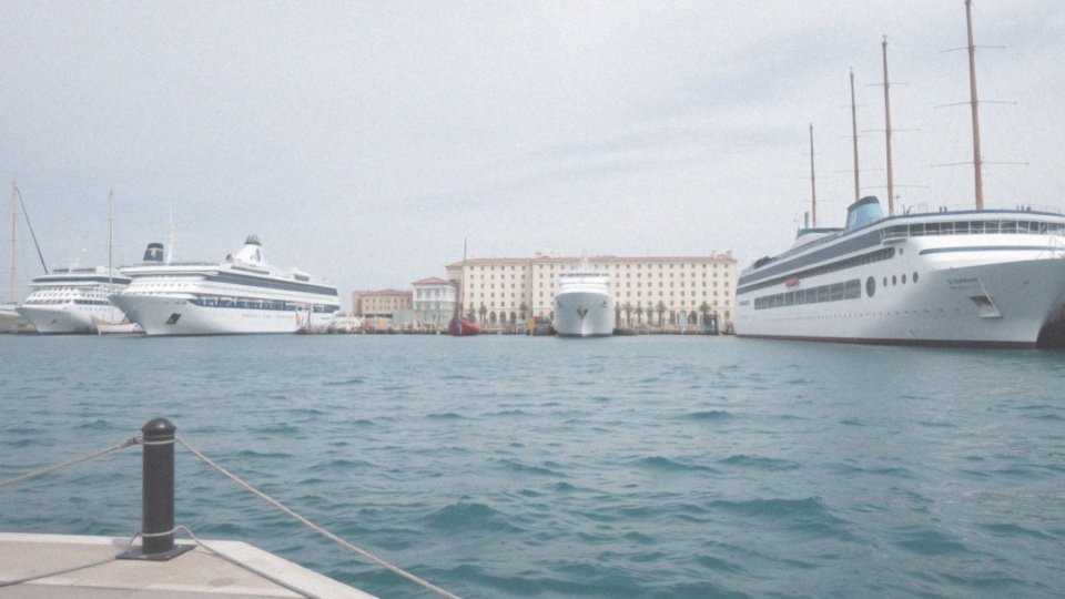 Jakie są ważne połączenia transportowe z Sardynią?